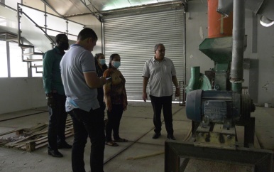 LVV-minister Sewdien bezoekt cassavefabriek Para