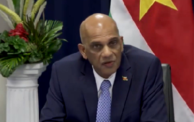 Minister Achaibersing geeft fouten toe bij oprichting New Surfin NV