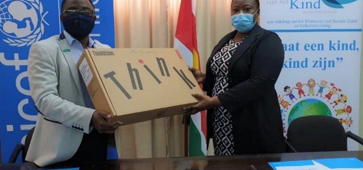Symbolische overhandiging apparatuur UNICEF aan Sozavo