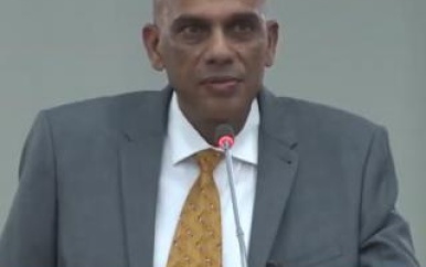 Minister Achaibersing blijft nog enkele weken aan
