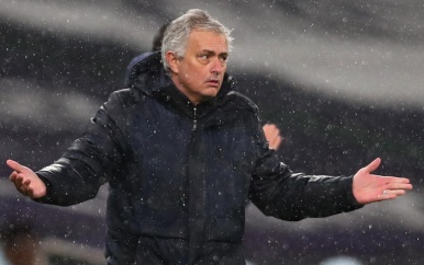 Chelsea maakt in kletsnatte derby einde aan indrukwekkende reeks Mourinho