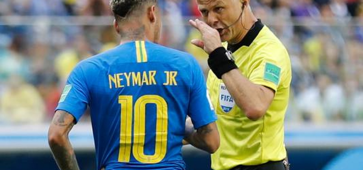 Neymar kraakt Kuipers vanuit huis: ‘Haha, wat een grap!’