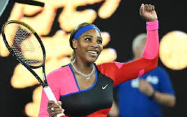 Serena Williams verslaat Halep en houdt zicht op Grand Slam-record Court