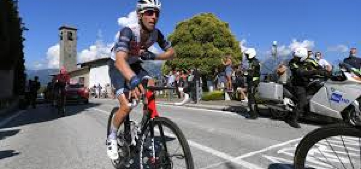 Mollema wint eerste etappe Tour des Alpes na lange sprint bergop