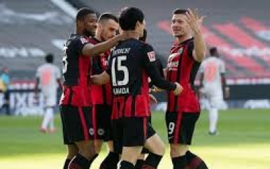 Bayern verliest bij Frankfurt en moet vrezen dat Leipzig opnieuw dichterbij komt