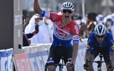 Zege in eerste wegkoers komt als grote verrassing voor ‘knecht’ Van der Poel