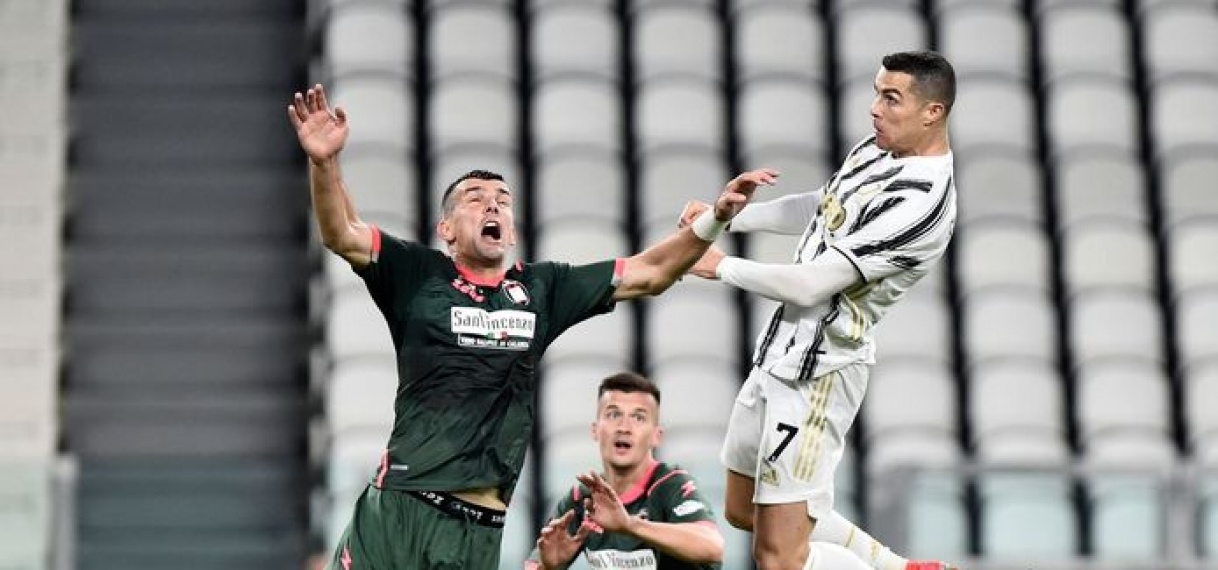 Ronaldo leidt met twee kopgoals Juve naar zege op Crotone