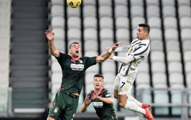 Ronaldo leidt met twee kopgoals Juve naar zege op Crotone