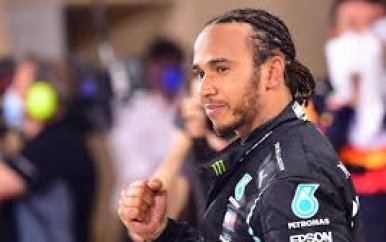 Hamilton zet handtekening onder langverwacht nieuw contract bij Mercedes