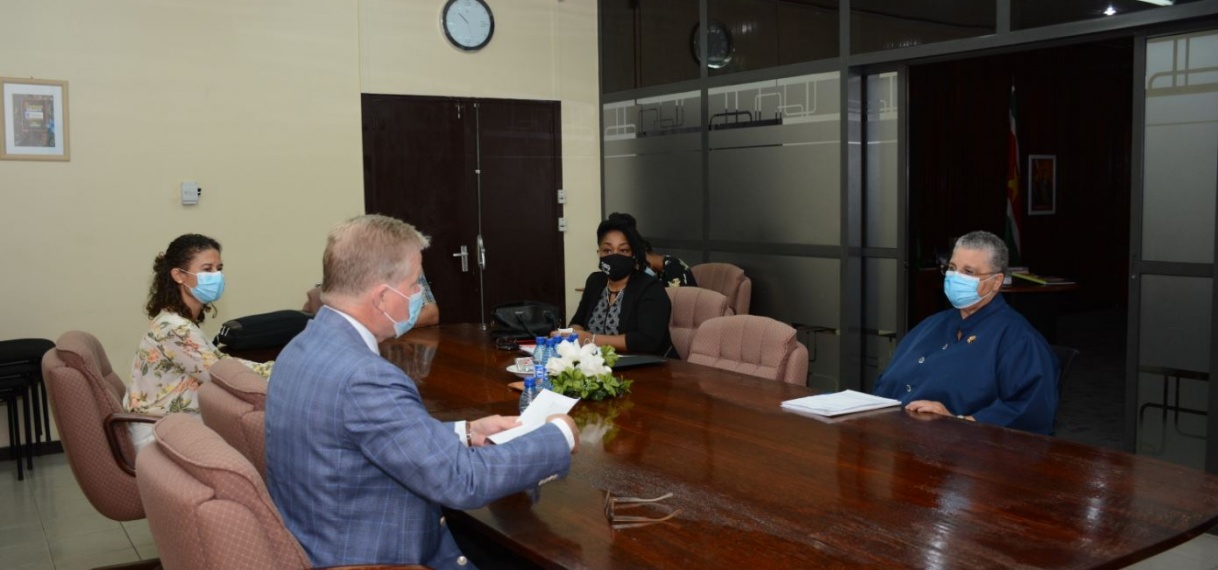 Nederlandse ambassadeur bespreekt teruggave ‘Roofkunst’ Suriname