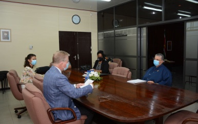 Nederlandse ambassadeur bespreekt teruggave ‘Roofkunst’ Suriname