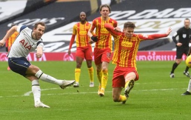 Kane en Son bezorgen Tottenham na drie competitienederlagen weer zege