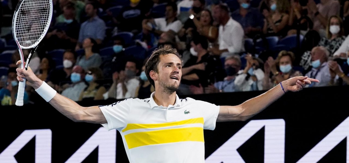 Medvedev blinkt uit tegen Tsitsipás en treft Djokovic in Australian Open-finale