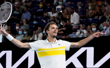 Medvedev blinkt uit tegen Tsitsipás en treft Djokovic in Australian Open-finale