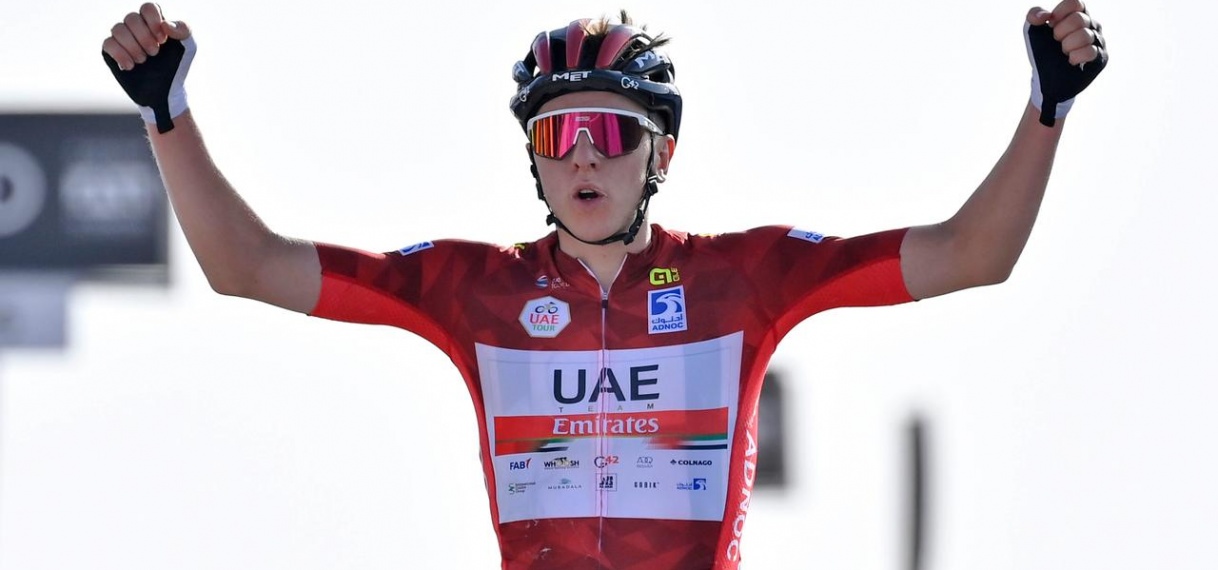 Pogacar grijpt eindzege in Ronde van VAE, Ewan wint chaotische slotrit