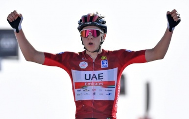 Pogacar grijpt eindzege in Ronde van VAE, Ewan wint chaotische slotrit