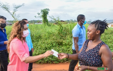 Instituut firstlady komt bewoners la Vigilantia tegemoet