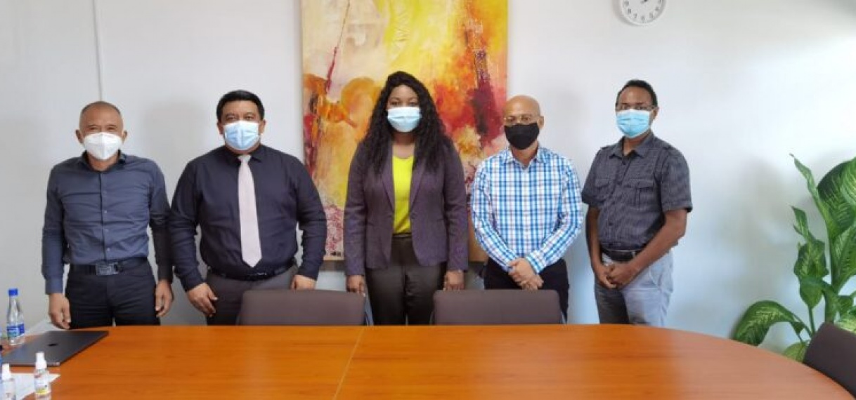 Internet Society Suriname Chapter bezoekt minister TCT