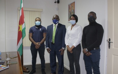 Minister Amoksi ontvangt Jeugdambassadeurs