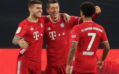 Bayern snel met tien man, maar Lewandowski maakt voor rust al een hattrick tegen Stuttgart
