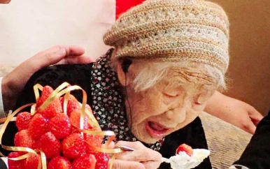 Oudste vrouw ter wereld Kane Tanaka (118) gaat met olympische vlam ’lopen’.