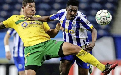 Speler schiet bal op onwaarschijnlijke wijze het stadion uit.