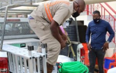 SWM start project “Durotank Wassen” bij huishouden president Santokhi