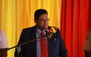 President Santokhi dient Ex president Bouterse van repliek