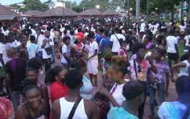 Chaos te Waka Pasi en omgeving op Phagwa-dag