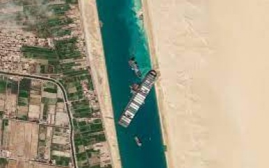 Vastgelopen containerschip in het Suezkanaal weer los