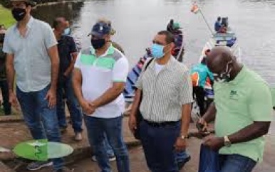 Volksgezondheid minister bezoekt Boven-Suriname