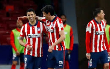 Suárez helpt Atlético met 500ste doelpunt uit carrière aan belangrijke zege in titelstrijd
