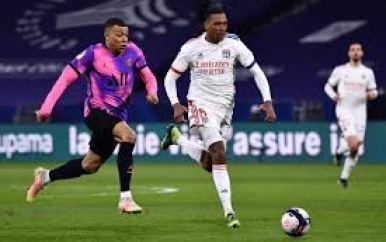 Mbappé uitblinker voor PSG bij zege in Lyon, Memphis al vroeg naar de kant