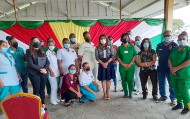 first lady besteedt srd 75000 aan 150 behoeftige huishoudens in Nickerie en gedenkt MMC