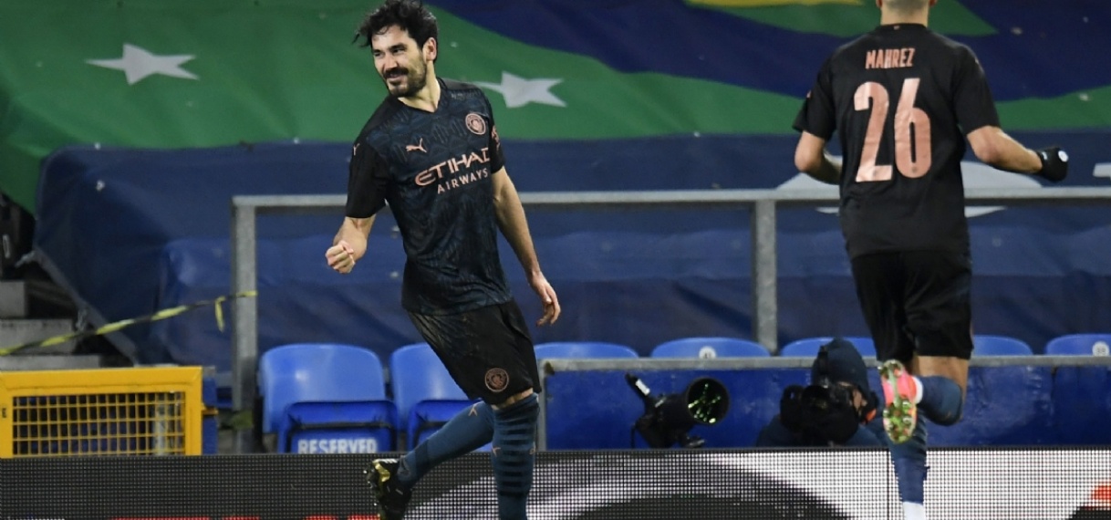 Manchester City blijft in de race voor vier prijzen dankzij late goals Gündogan en De Bruyne