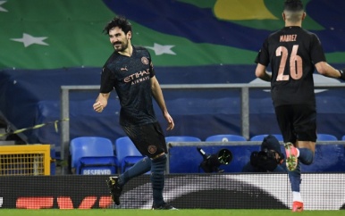 Manchester City blijft in de race voor vier prijzen dankzij late goals Gündogan en De Bruyne