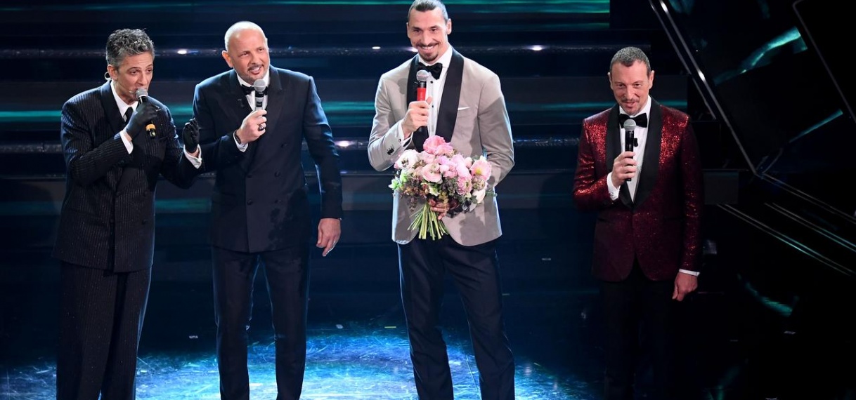 Milan-fan brengt Ibrahimovic op scooter naar optreden bij muziekfestival