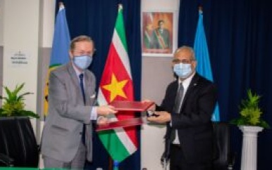 Regionaal vertegenwoordiger UNICEF biedt geloofsbrieven aan