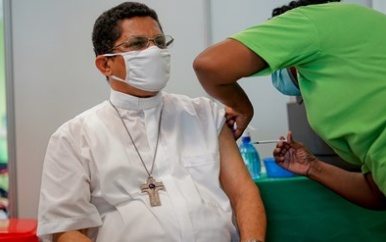 Religieuze leiders laten zich vaccineren