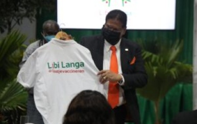 President geeft startsein voor nationale vaccinatiecampagne Libi Langa