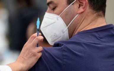Waarom Nederland donderdag niet stopte met AstraZeneca, maar zondag wel