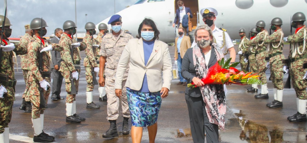 Minister Mathoera verwelkomt collega Bijleveld op JAP-luchthaven
