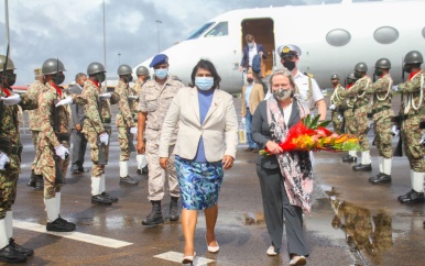 Minister Mathoera verwelkomt collega Bijleveld op JAP-luchthaven