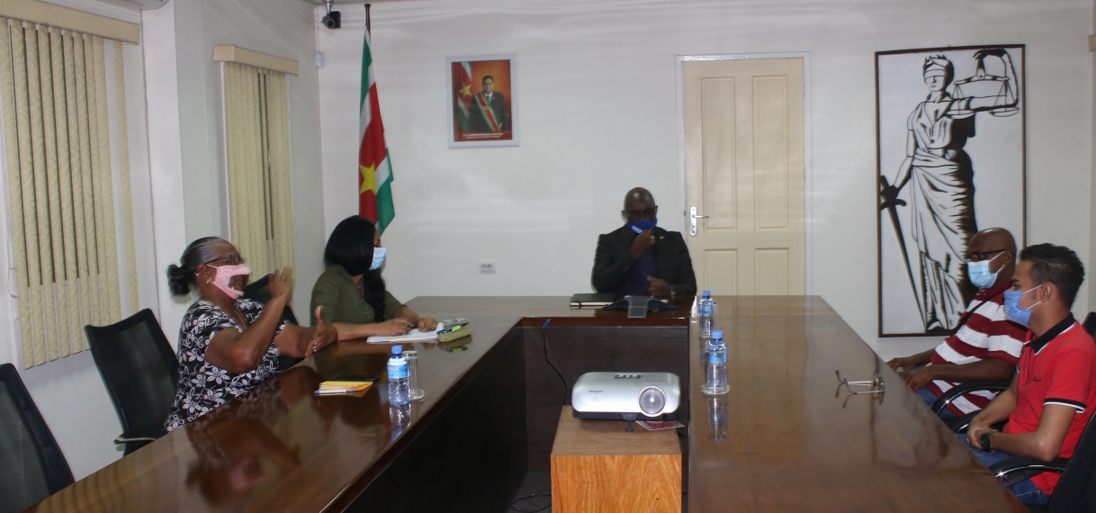 Minister Amoksi ontvangt bestuur Stichting Surinaamse Doven Belangen