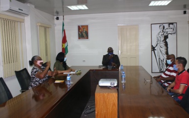Minister Amoksi ontvangt bestuur Stichting Surinaamse Doven Belangen