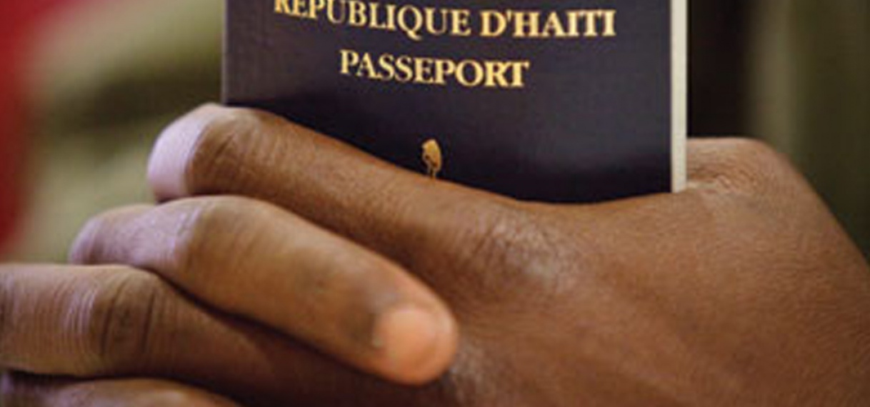 Haïtianen voor gebouw Militaire Politie