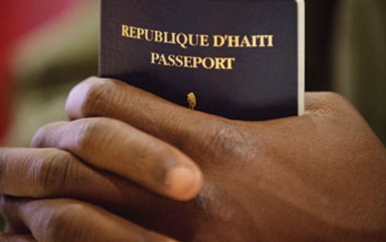 Haïtianen voor gebouw Militaire Politie