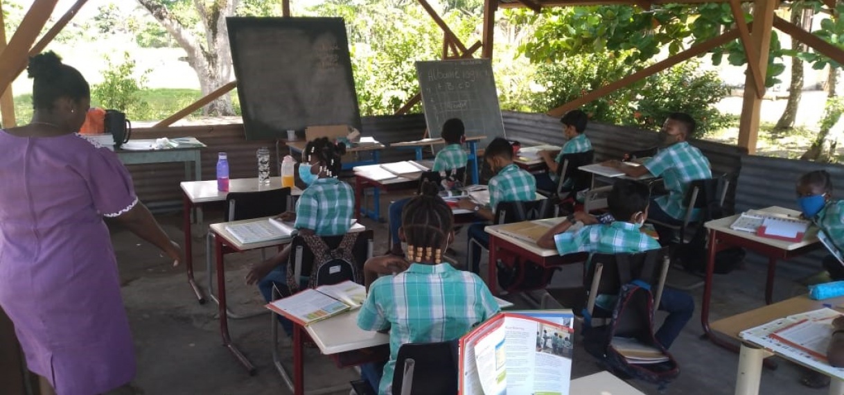 Militairen maken tenten en schoolborden voor leerlingen Heilig Hartschool