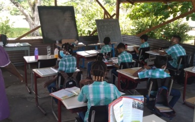 Militairen maken tenten en schoolborden voor leerlingen Heilig Hartschool