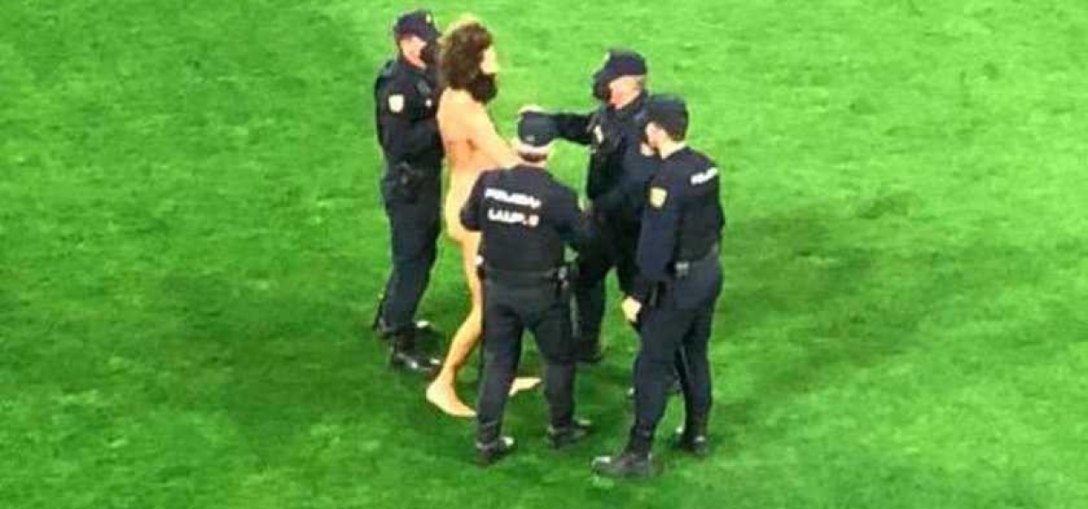 Geen publiek wél een streaker in Europa League.